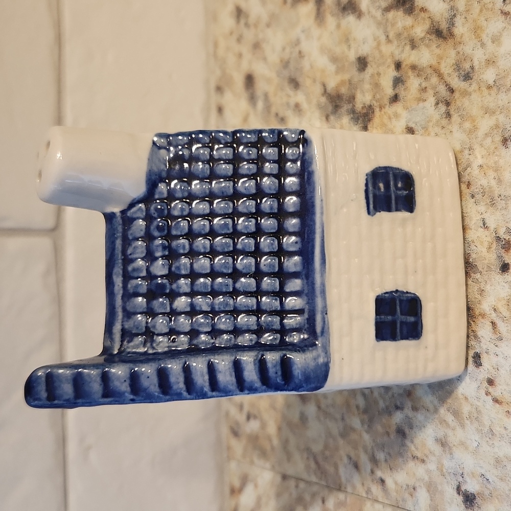 Delft Blue Building Salt Shaker - Picture 4 of 6